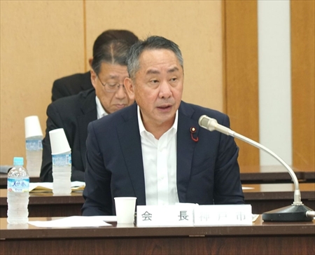 「国と地方の協議の場」等の動向等について報告する坊会長（神戸市会議長）